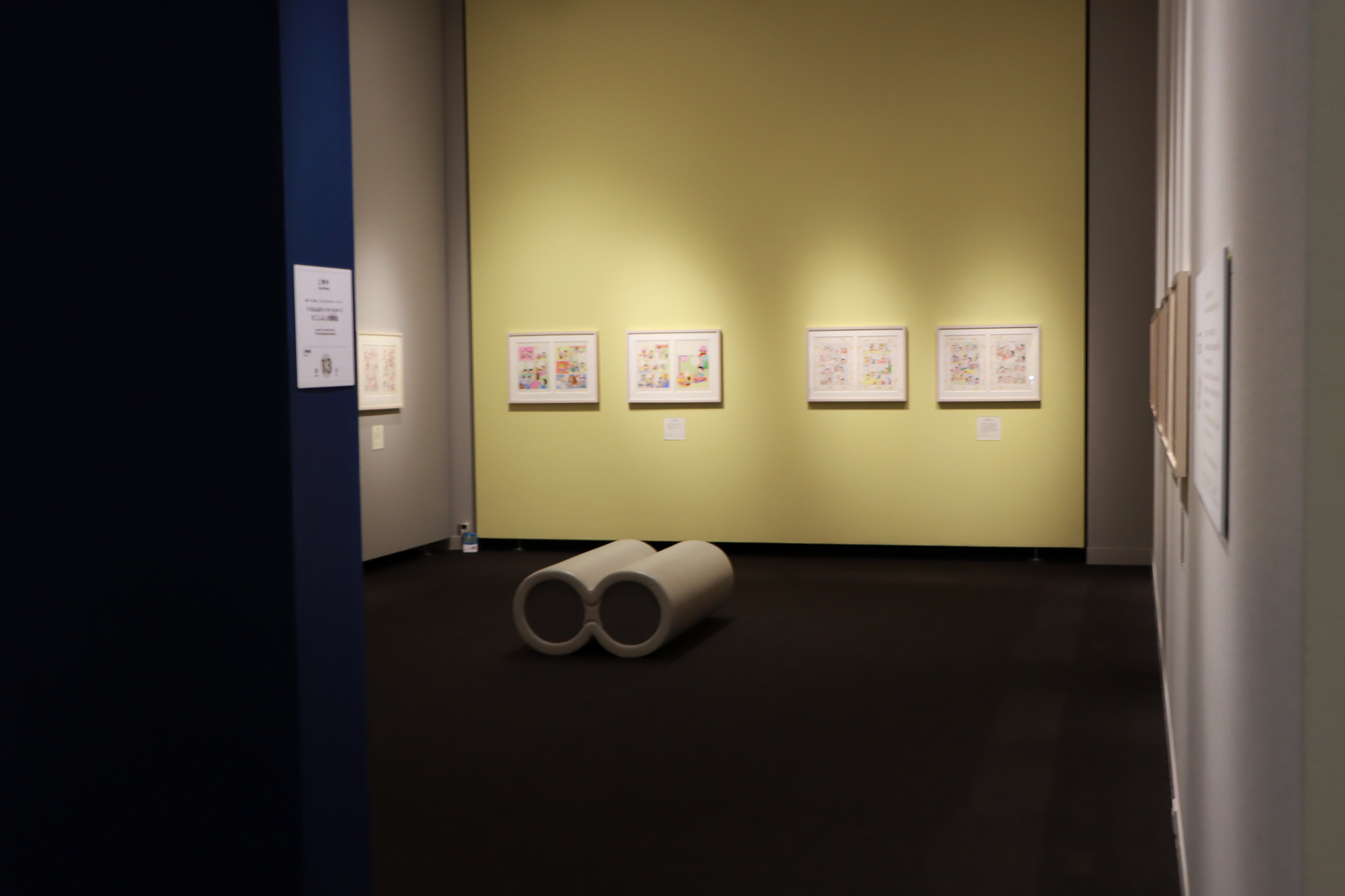 原画展「SFのエッセンス」~第1期「おじゃまします!ふしぎな居候たち」~を鑑賞している様子