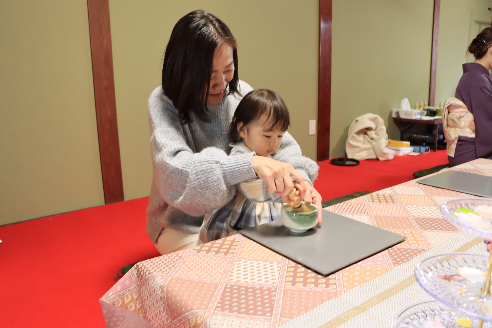茶道体験をする親子の様子