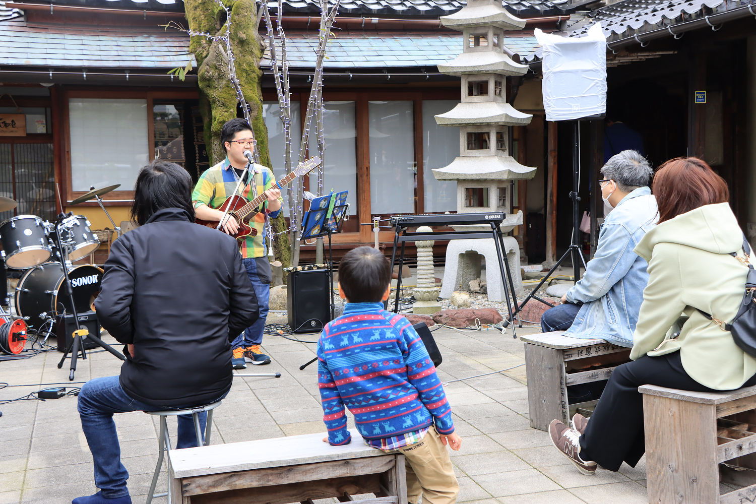 音楽ライブを鑑賞する様子
