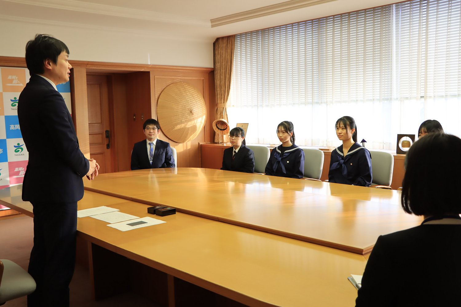 角田市長から話を聞く中学生の様子