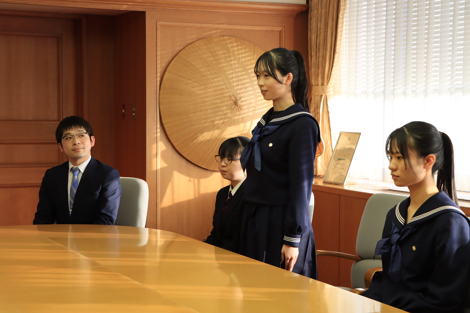 角田市長に向け決意表明をする様子