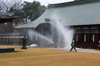 国宝・瑞龍寺での特別消防訓練の様子