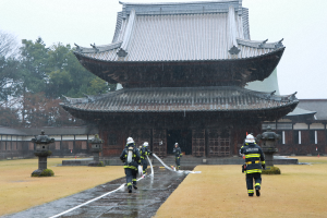 国宝・瑞龍寺での特別消防訓練の様子