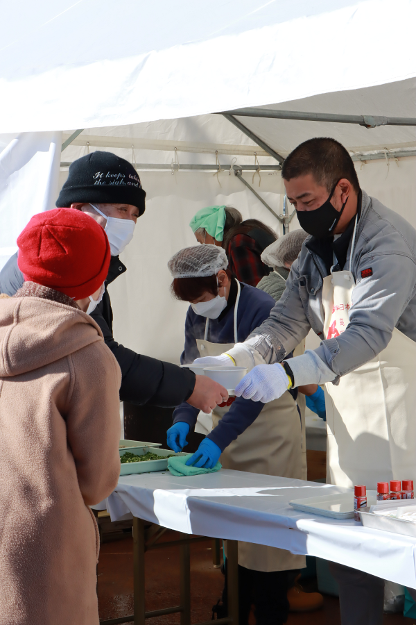 日本海高岡なべ祭り実行委員会による炊き出しが行われました。