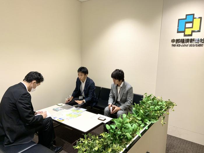 中部経済新聞社でスーツを着た人たちが打ち合わせをしている写真