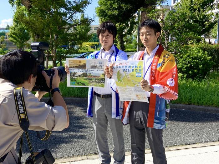 法被を着た二人の男性がカメラを持った人に撮影されている写真