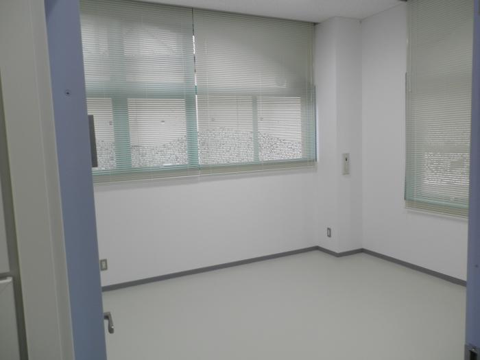 白い床と白い壁の部屋窓にブラインドが下がっている写真