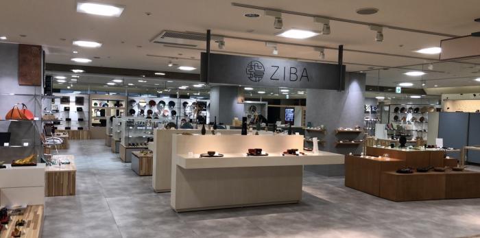 様々な地場産品がボードや展示台に並べて展示されているセンター内のフロアの様子の写真