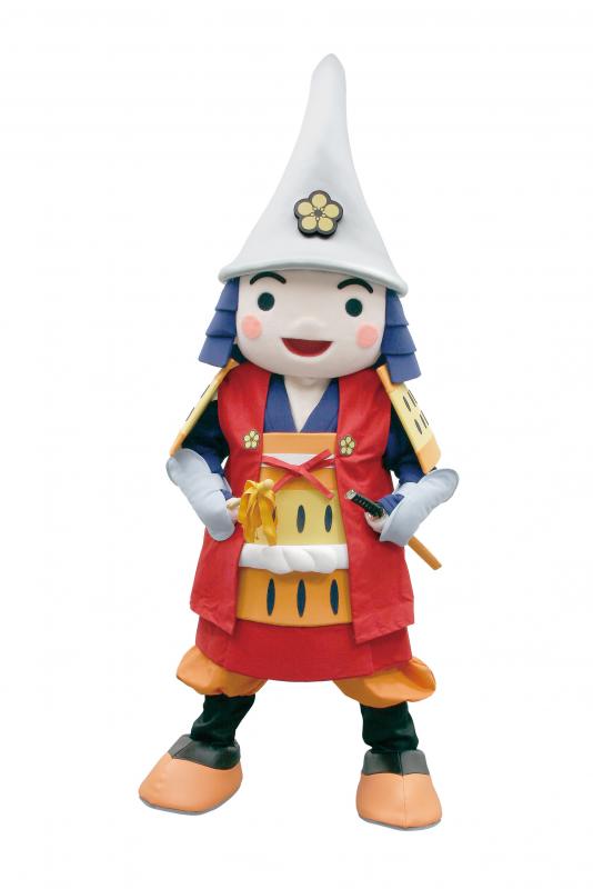 赤い鎧を着たキャラの着ぐるみが腰に手を当てている写真