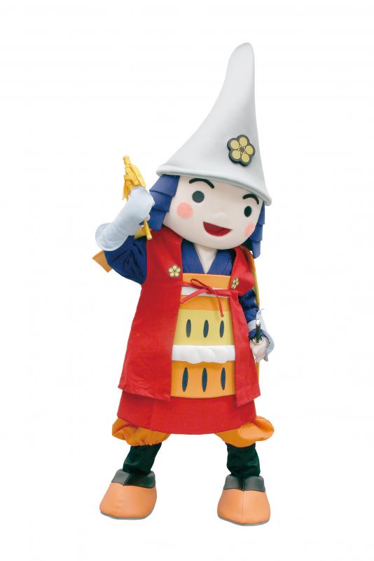 赤い鎧を着たキャラの着ぐるみが右手を上げている写真
