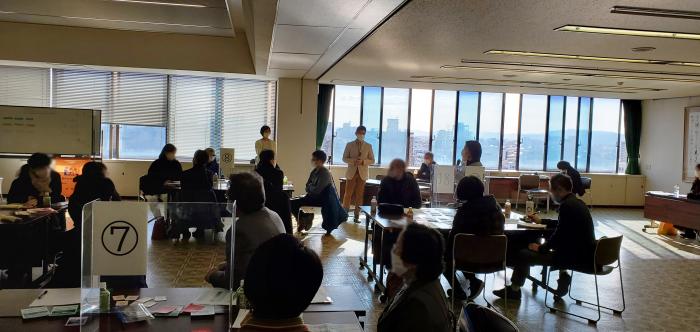 ワーク後にそれぞれのグループで話し合った内容などを全体に向けて各グループの代表者が報告している様子の写真