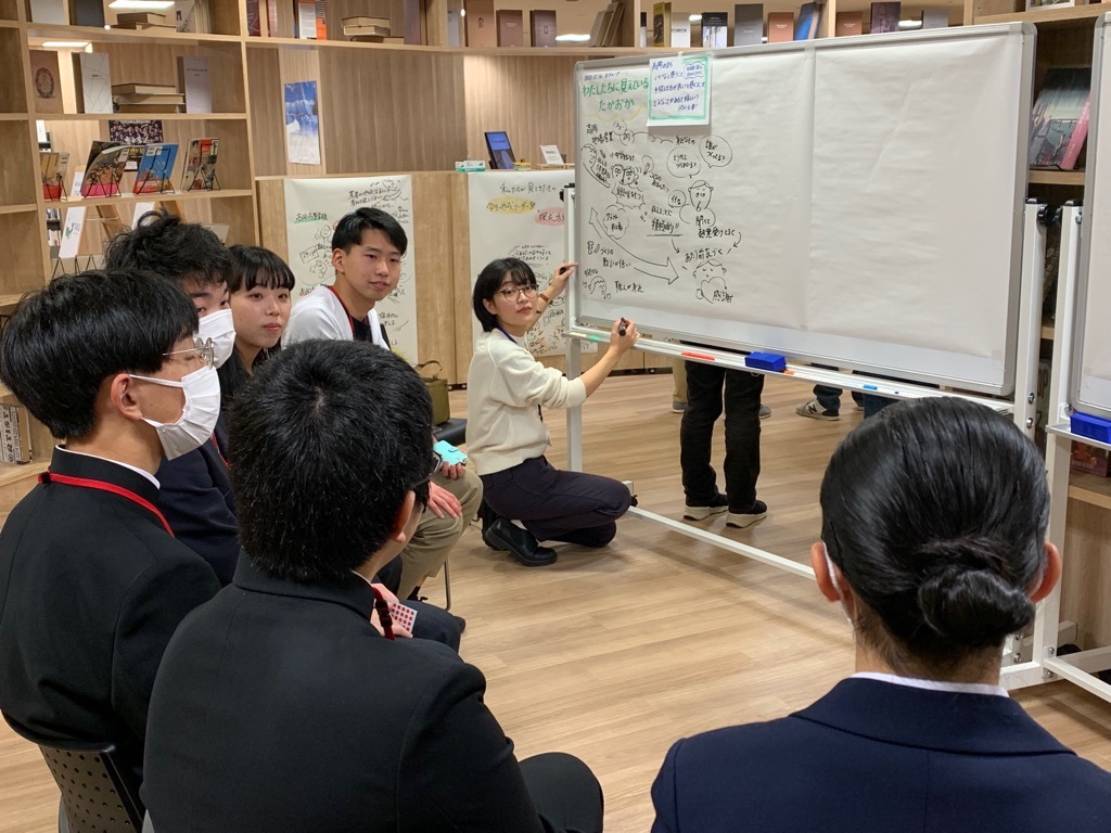 グラフィックレコーディングを用いた学生のグループワーク風景