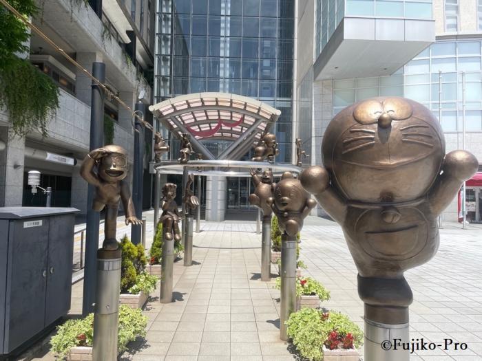 ウイング・ウイング高岡広場にて、「ドラえもん」に登場するキャラクター達の銅像が並んでいる様子を写した写真