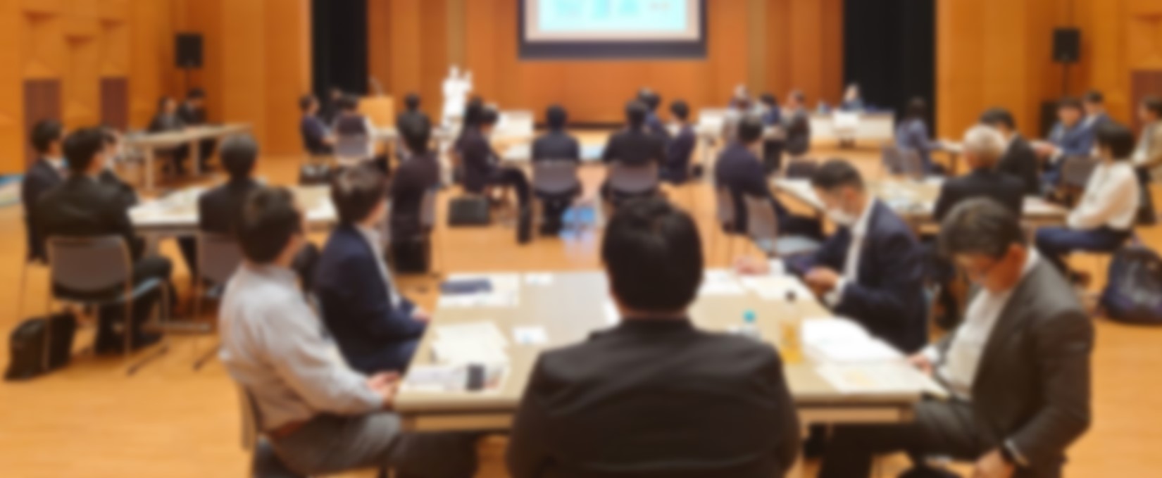 たかおかSDGsパートナー交流会で参加者がスクリーンを見ている写真