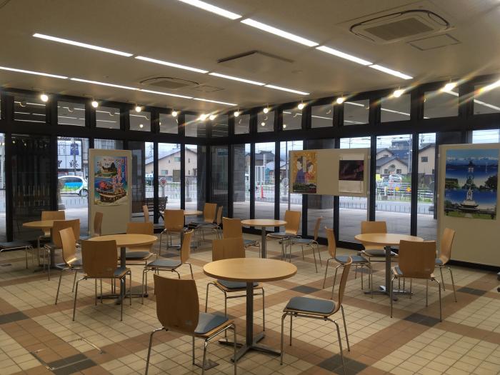 3、4人座れる丸テーブルが6つ設置された1階の一角の写真