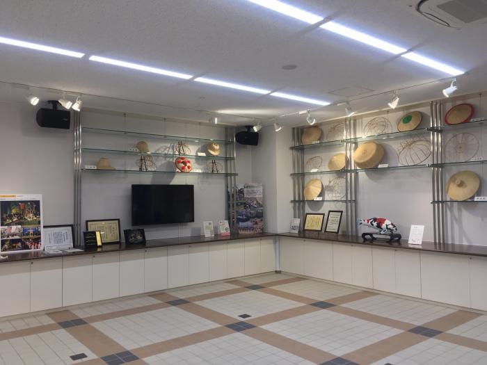 複数の三度笠や賞状が展示された室内の写真