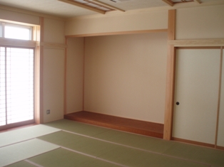 物の置かれていない和室の床の間の写真