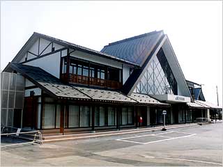 三角屋根の細長い建物の写真