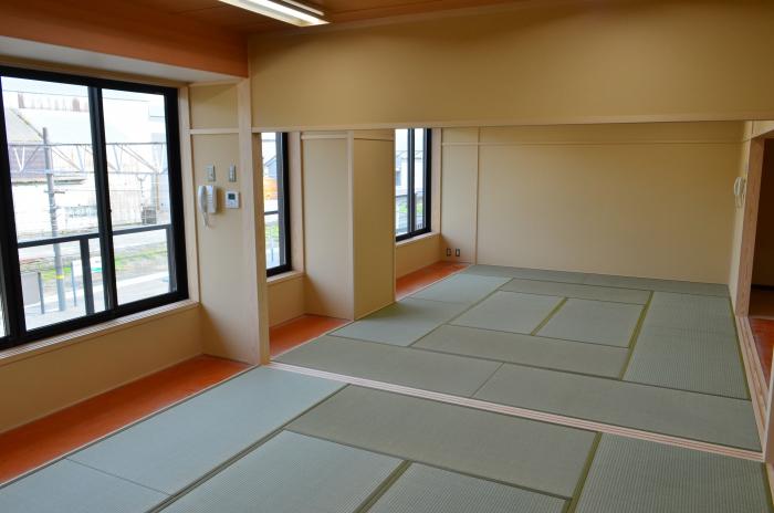 畳床の二室を繋いだ和室の写真