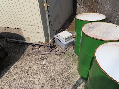 建物の軒下に設置された音声機器の写真