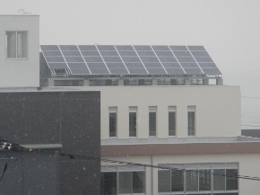 伏木コミュニティセンターに設置された太陽光パネルの写真