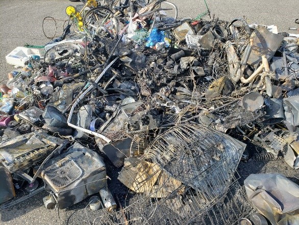 ごみ収集車に積まれていた発火したごみの写真