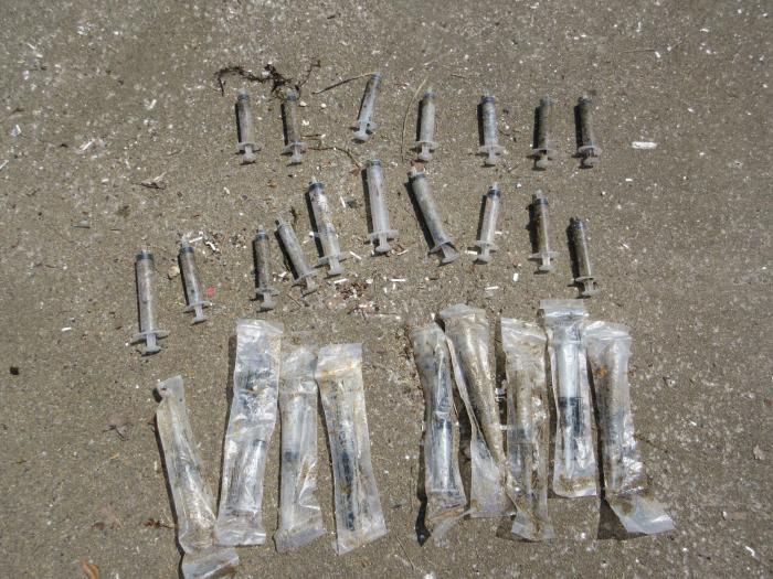海岸に漂着した大量の注射器の写真