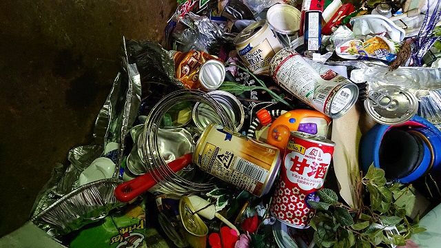 選別過程で除去された缶類のごみの写真