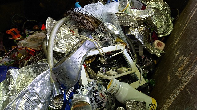 選別過程で除去された金属類のごみの写真