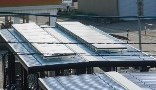福岡駅前自転車駐車場に設置された太陽光パネルの写真