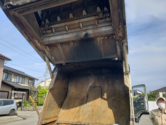 発火したごみによって焦げてしまったごみ収集車の写真