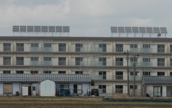 戸出西部市営住宅に設置された太陽光パネルの写真