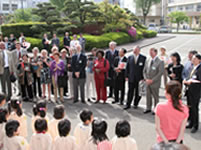 大勢の人たちが子供たちの前で並んでいる写真