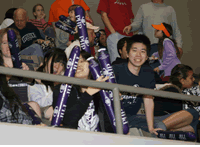 アリーナ席で応援をしている人たちの写真