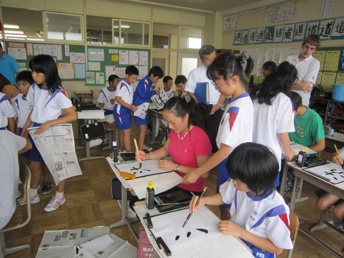 学校の教室で習字をしている子供たちの写真