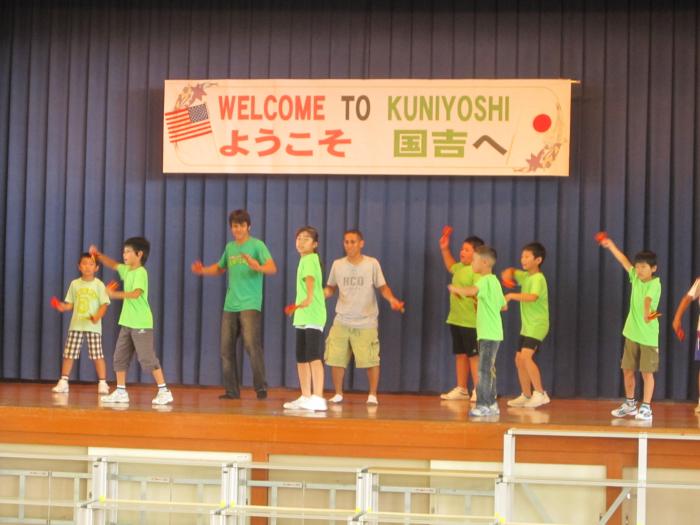 子どもたちが壇上で踊っている写真