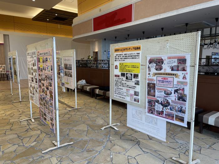 屋内に展示されている、高岡市のNPOや市民活動団体を紹介する複数のパネルの写真