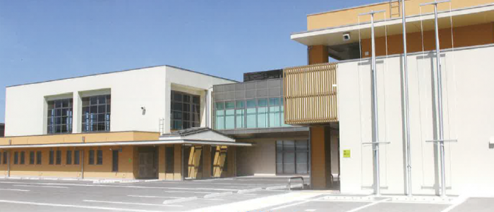 白や茶色の壁で構成された建物の写真