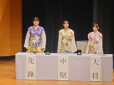 万葉衣装をまとい、本戦1回戦に臨む伏木高校チーム家持の恋人たちの皆さん