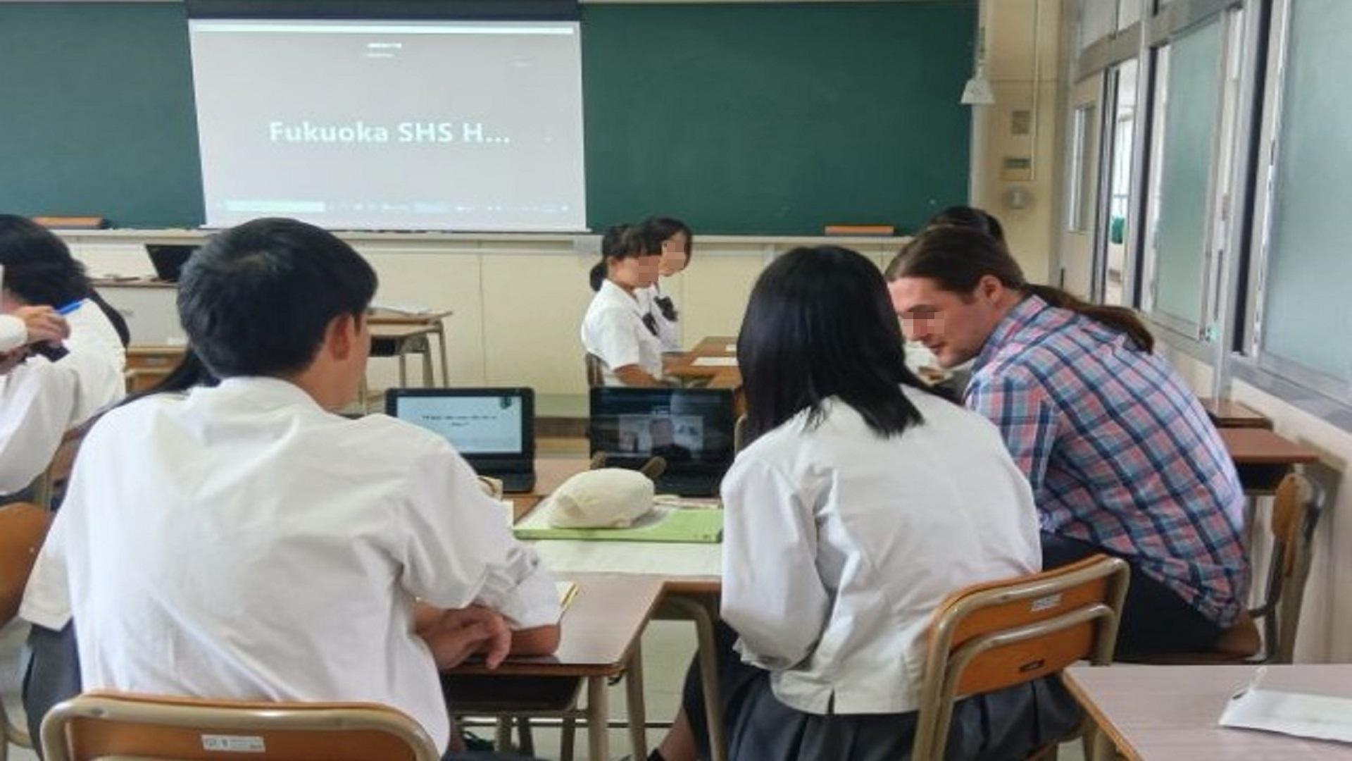 英語のオンライン授業を受ける高校生