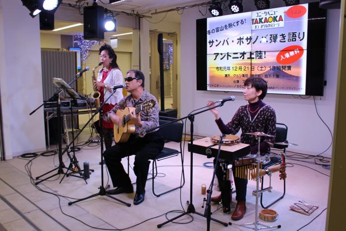 クルン高岡地下1階における音楽バンドの公演風景の写真
