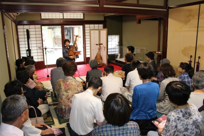 山町ヴァレーにおける琵琶演奏の公演風景の写真