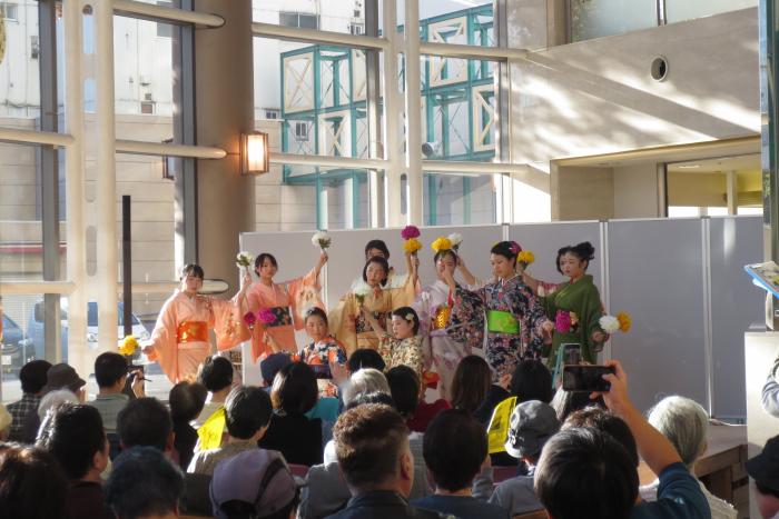 御旅屋セリオ1階アトリウムスペースにおける日本舞踊の公演風景の写真