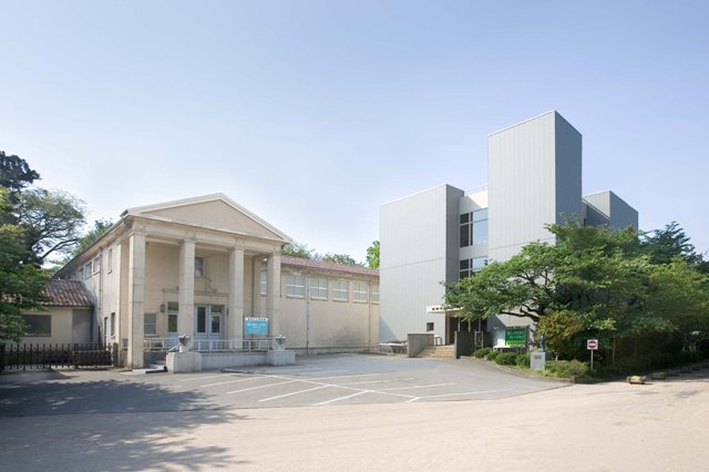 北側より撮影された、高岡市立博物館の建物外観の写真