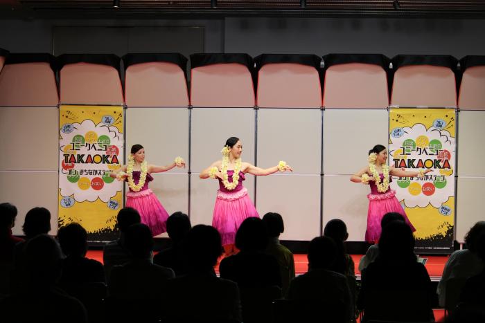 リトルウイングにおけるフラダンスの公演風景の写真