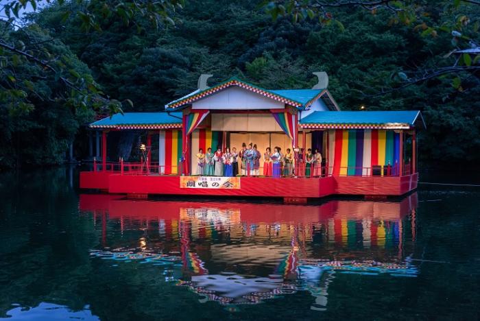 高岡古城公園水上舞台における、万葉集全20巻朗唱の会の開催風景の写真