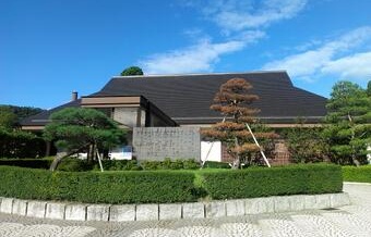 「二上山の賦歌碑」前付近より撮影された、高岡市万葉歴史館の建物外観の写真