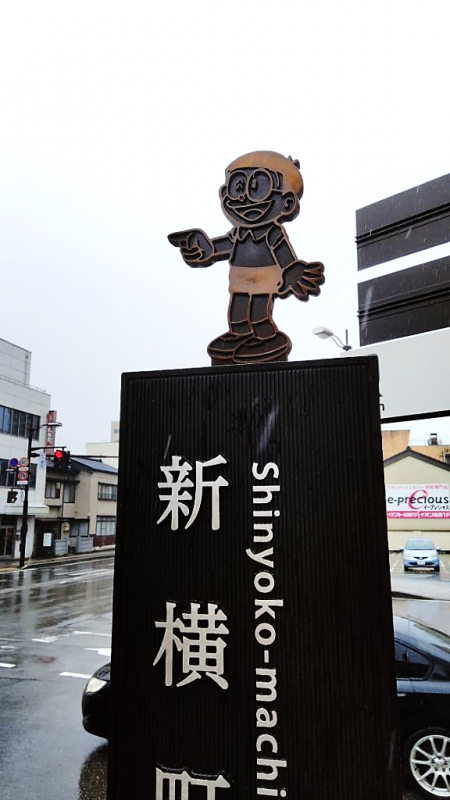 下関町交差点の歩行者用案内看板上に設置された、のび太のモニュメントの写真