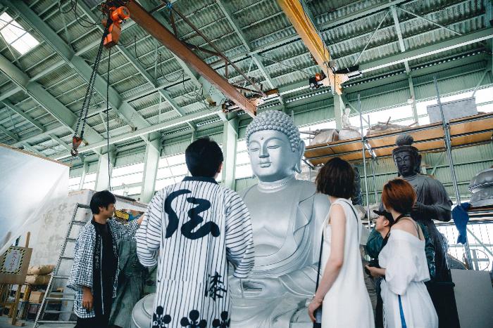 工場の作業を間近で見学している人々の写真