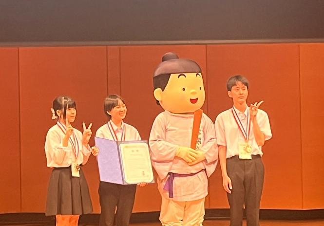 第9回高校生万葉短歌バトル優勝光陵高校チームぽばぽの皆さんと家持君
